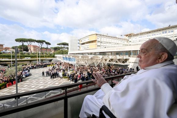 Papa Francisco faz primeira aparição pública e recebe alta do hospital após 40 dias internado