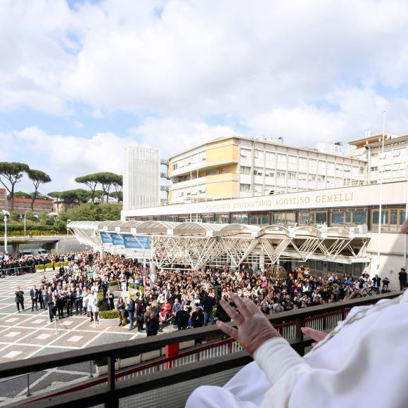 Papa Francisco faz primeira aparição pública e recebe alta do hospital após 40 dias internado