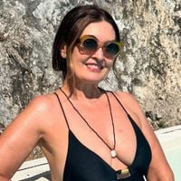 'Que decote'! Fátima Bernardes rouba a cena em foto de maiô ousado na piscina: 'Por mais belezas naturais assim'. Veja!
