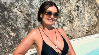 'Que decote'! Fátima Bernardes rouba a cena em foto de maiô ousado na piscina: 'Por mais belezas naturais assim'. Veja!