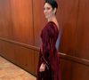 Natasha Dantas usa vestido de veludo vinho da The Lilie no Emmy Internacional; veja detalhes do look elegante