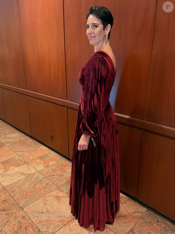 Natasha Dantas usa vestido de veludo vinho da The Lilie no Emmy Internacional; veja detalhes do look elegante