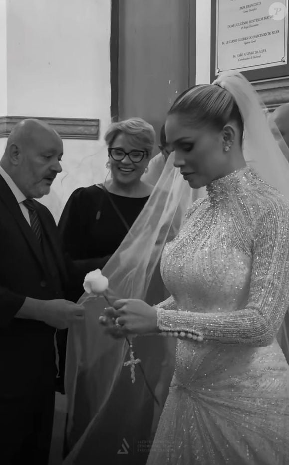 Detalhes do vestido de noiva de Camila no casamento com Hulk