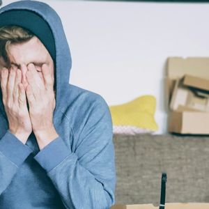 Uma pesquisa publicada na Addictive Behaviors mostrou que pessoas com alta intolerância à incerteza tendem a usar o celular como ferramenta constante de alívio emocional.