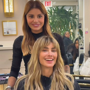 Adeus ao visual de Diná! Carolina Dieckmmann voltou ao loirão, apostou em cabelos longos e revelou que a inspiração foi uma homenagem divertida à Copa e a Shakira