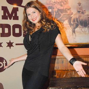 Antes e depois de Lívia Andrade em fotos: atriz em registro de 2011 e que já trabalhou com Silvio Santos e Sergio Mallandro