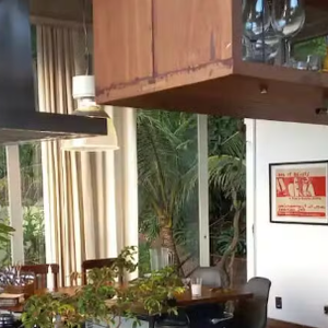 Em 2024, a casa estava disponível para aluguel por temporada, com diárias que chegavam a R$ 1750.