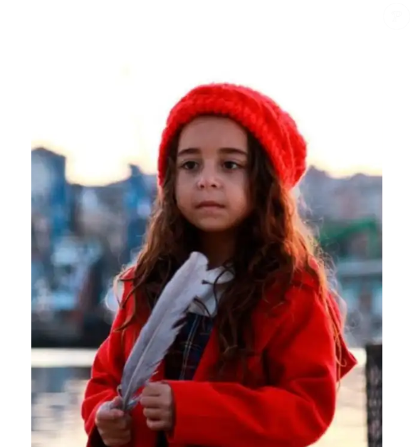 Na novela turca 'Mãe', na Record, Melek (Beren Gokyildiz) sofre violência da mãe e do padrasto e é socorrida pela professora, Zeynep (Cansu Dere).