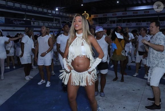 Grávida de Ludmilla, Brunna Gonçalves também exibiu a barriga de gravidez durante último ensaio de 2024 da Beija-Flor para o carnaval 2025