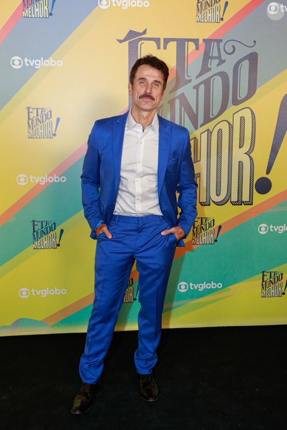 Eriberto Leão apostou no clássico, porém ainda com muito bom estilo: terno azul em aspecto de seda