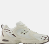 Os New Balance 530 resgatam a estética dos tênis de corrida da virada do milênio e adaptam esse visual a uma proposta contemporânea para o cotidiano, combinando referências retrô e tecnologia moderna em um modelo que vai muito além dos looks esportivos