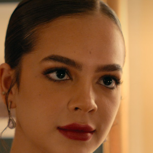 Inspirada na estética clean girl, Mirna aparece com penteados que traduzem perfeitamente o glamour moderno de sua personagem