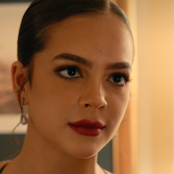 Inspirada na estética clean girl, Mirna aparece com penteados que traduzem perfeitamente o glamour moderno de sua personagem