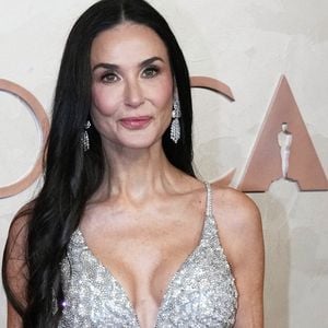 Demi Moore, atriz (63 anos): 'Começo o dia com meia xícara de aveia com água; depois, só como proteínas e vegetais'