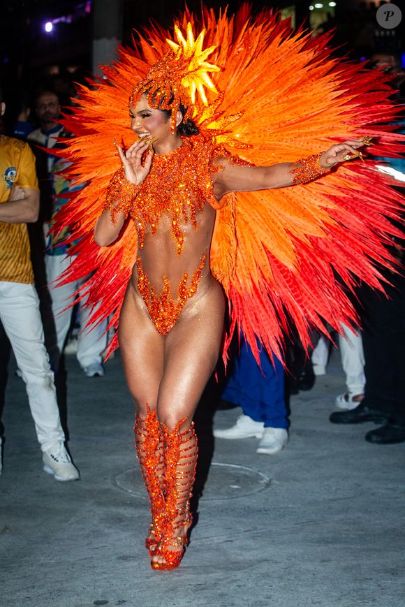 Mileide Mihaile escolheu fantasia cavada para sua estreia como rainha de bateria