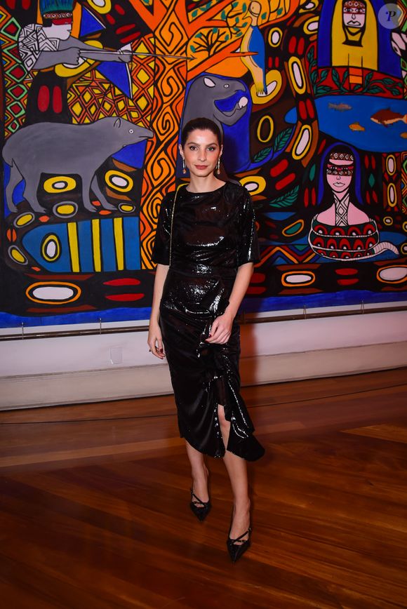 Look da atriz Giselle Batista combinou preto e lantejoulas de no baile da Pinacoteca