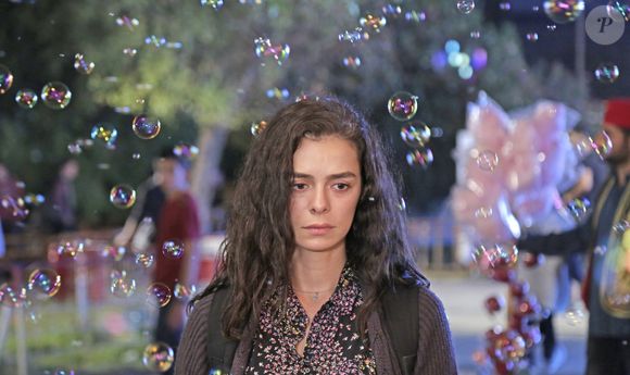 Novela 'Força de Mulher' mostra o drama sem fim de Bahar, abandonada pela mãe quando criança e que depois perde o pai e a avó