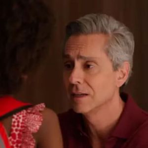 Marco Aurélio (Alexandre Nero) tenta adotar Sarita (Luara Telles) na novela 'Vale Tudo'