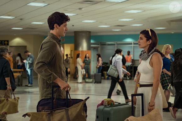 'De Férias com Você' nos apresenta aos amigos Poppy Wright e Alex Nilsen, dois amigos que mantêm a tradição de viajar juntos todos os verões