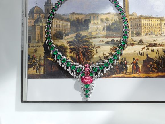 O grande destaque é uma raríssima safira Padparadscha de 26,65 quilates, com coloração rosa-alaranjada inspirada no nascer do sol em Roma