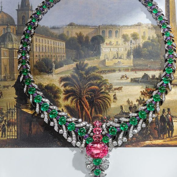 O grande destaque é uma raríssima safira Padparadscha de 26,65 quilates, com coloração rosa-alaranjada inspirada no nascer do sol em Roma