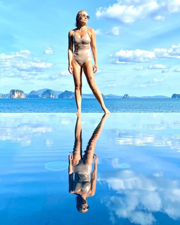 Essa foi outra proposta ousada de biquíni que a apresentadora usou: nesse modelo, ela colocou a cor nude, combinando aos seus óculos de sol.