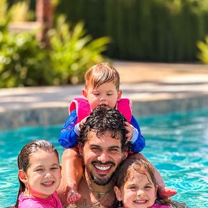 Virginia Fonseca e Zé Felipe passaram o domingo (11) em um passeio à praia, em Miami, nos Estados Unidos, na companhia dos filhos e de amigos. O encontro aconteceu um dia após a confirmação do término do namoro da influenciadora com Vini Jr.. Segundo Letícia Batista, que encontrou o ex-casal, Virginia parecia mais concentrada nas crianças e nos amigos, enquanto Zé Felipe demonstrava querer permanecer perto da ex-esposa, de acordo com o Metrópoles.