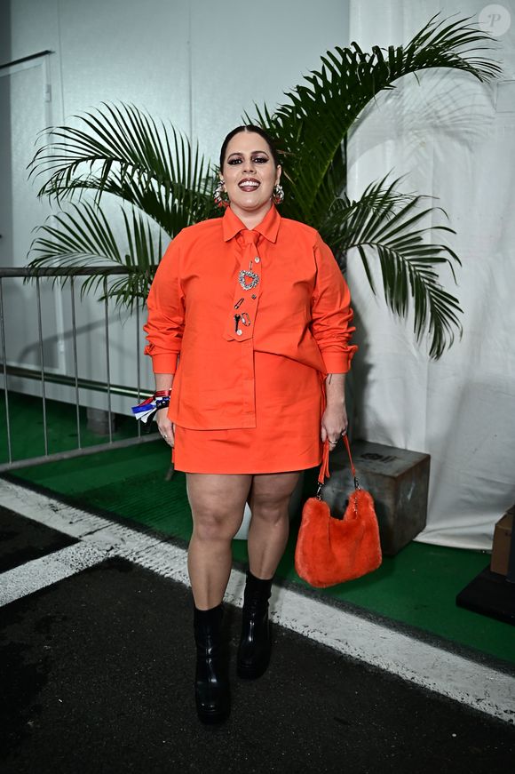 The Town 2025: Tati Machado elegeu um look composto de camisa e saia 100% laranja e com broches prateados