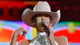 Ana Castela chama atenção da web por detalhe em foto no 1º show após separação de Zé Felipe: 'Abatida e sem brilho'