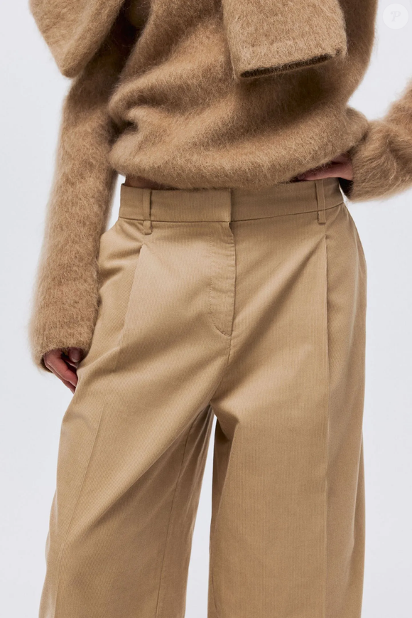 Com modelagem ampla e tecido aconchegante, a calça cotelê da H&M é perfeita para criar produções sofisticadas