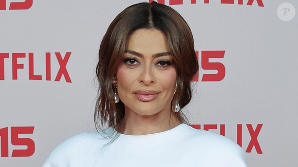 Juliana Paes é outra inspiração para quem deseja valorizar os olhos castanhos com maquiagem. Delineadores em tons de marrom e acabamentos esfumados são alternativas para emoldurar o olhar de maneira elegante, especialmente para quem prefere uma definição mais suave em vez do traço preto muito marcado
