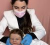 Carol Sweet simula parto completo com bisturi, placenta e líquido amniótico em vídeo que virou fenômeno digital.