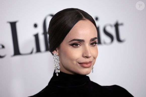 E entrevista, Sofia Carson revelou que sua rotina de cuidados com a pele é tradicional e super simples