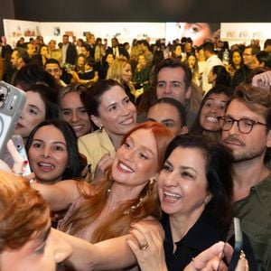 Com vestido da Chloé, acessórios inspirados nos anos 90 e tamanco plataforma de inspiração setentista, Marina Ruy Barbosa apostou em uma produção 'Boho-Glam' que transforma referências do passado em um visual sofisticado e atual. A atriz de 31 anos tirou selfie e causou tumulto entre as fãs presentes no evento em São Paulo