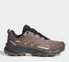 Segundo a Adidas, os tênis adidas Terrex Hiking foram feitos para proporcionar movimentação rápida em terrenos técnicos, com uma proposta que combina leveza e agilidade