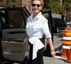 Com cintura marcada por um laço e modelagem impecável, a camisa branca de Carolina Herrera transforma um clássico do guarda roupa em um look sofisticado e atemporal