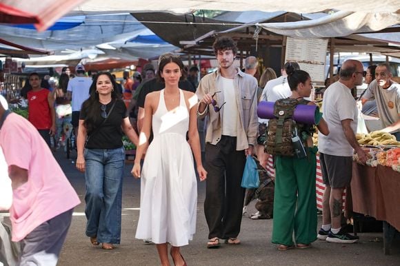 Shawn Mendes e Bruna Marquezine passearam tranquilamente pela feira na Barra da Tijuca