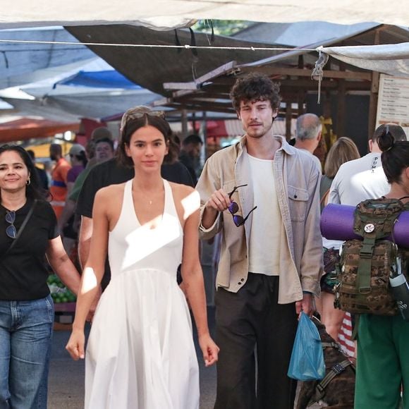 Shawn Mendes e Bruna Marquezine passearam tranquilamente pela feira na Barra da Tijuca