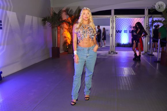 Looks para o The Town 2025: Gabi Lopes esbanja sensualidade com barriga à mostra e jeans