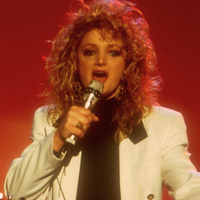 O que aconteceu com Bonnie Tyler? Aos 74 anos, voz icônica de ‘Total Eclipse of the Heart’ é internada às pressas e colocada em coma induzido após cirurgia de emergência