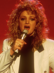 O que aconteceu com Bonnie Tyler? Aos 74 anos, voz icônica de ‘Total Eclipse of the Heart’ é internada às pressas e colocada em coma induzido após cirurgia de emergência