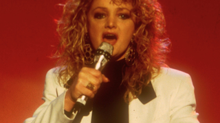 O que aconteceu com Bonnie Tyler? Aos 74 anos, voz icônica de ‘Total Eclipse of the Heart’ é internada às pressas e colocada em coma induzido após cirurgia de emergência