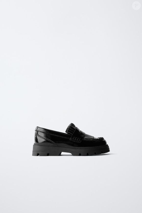 Mocassim estilo japonês da Zara custa R$ 139 e aposta em detalhes que atualizam o clássico, como franjas no peito do pé e solado de borracha tratorado