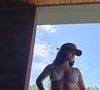 Usando um biquíni lilás de cintura alta, Maisa Silva valorizou sua barriga super definida