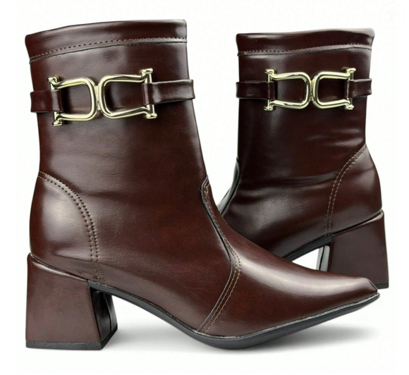 Achei na Shein: bota marrom 'chocolate quente trufado' por R$ 99,90 conquista quem busca elegância e conforto no inverno