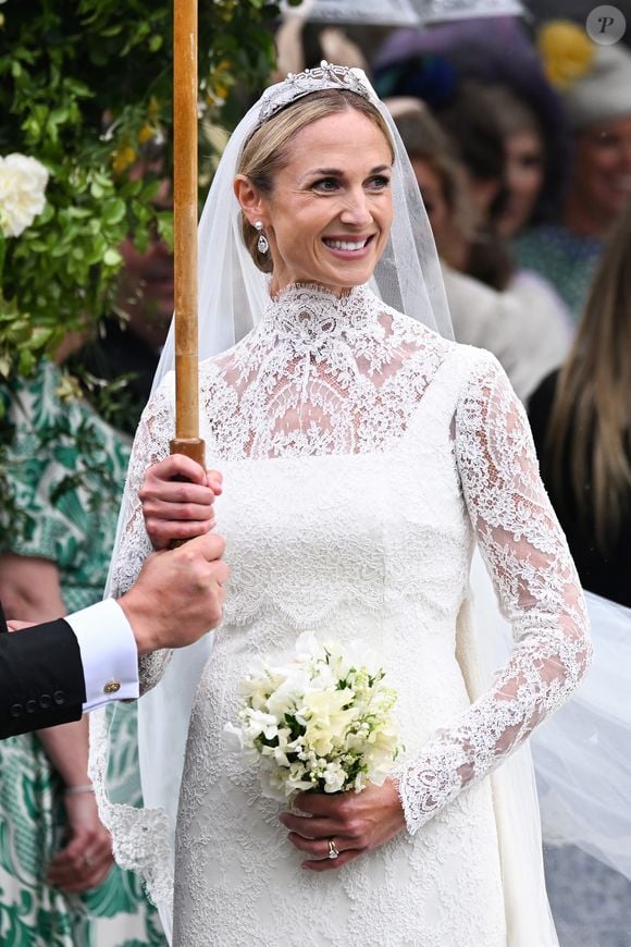 Harriet Sperling surgiu com um vestido de noiva sob medida criado por Emilia Wickstead, estilista querida de Kate Middleton