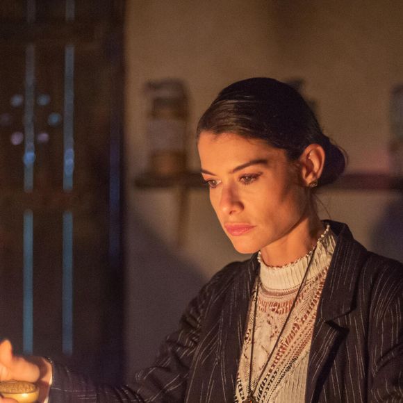 Lívia (Alinne Moraes) será peça-chave na revelação desse segredo. Ao investigar o passado, ela descobre não apenas que Bernardo está vivo, mas também a crueldade de Vitória.