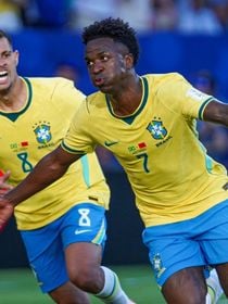 Uêpa!!! Vini Jr. chama atenção por detalhe íntimo em foto após jogo de estreia do Brasil na Copa 2026: 'Entendemos porque Virginia está gamadinha'