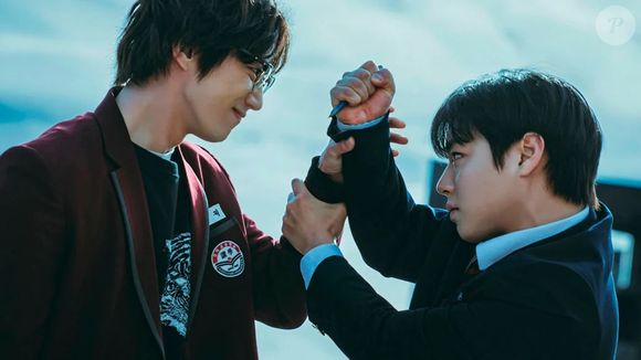 Em uma das fotos, o protagonista Yeon Si-eun (Park Ji-hoon) aparece tendo um combate com um valentão