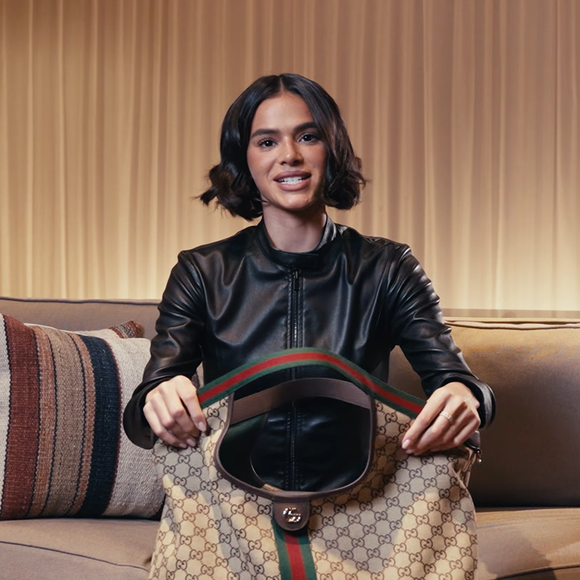 Além de frutas, óleos essenciais, fio dental e pedrinhas de cerâmica feitas por ela mesma, Bruna Marquezine mostrou itens indispensáveis de sua rotina no quadro 'Dentro da bolsa'